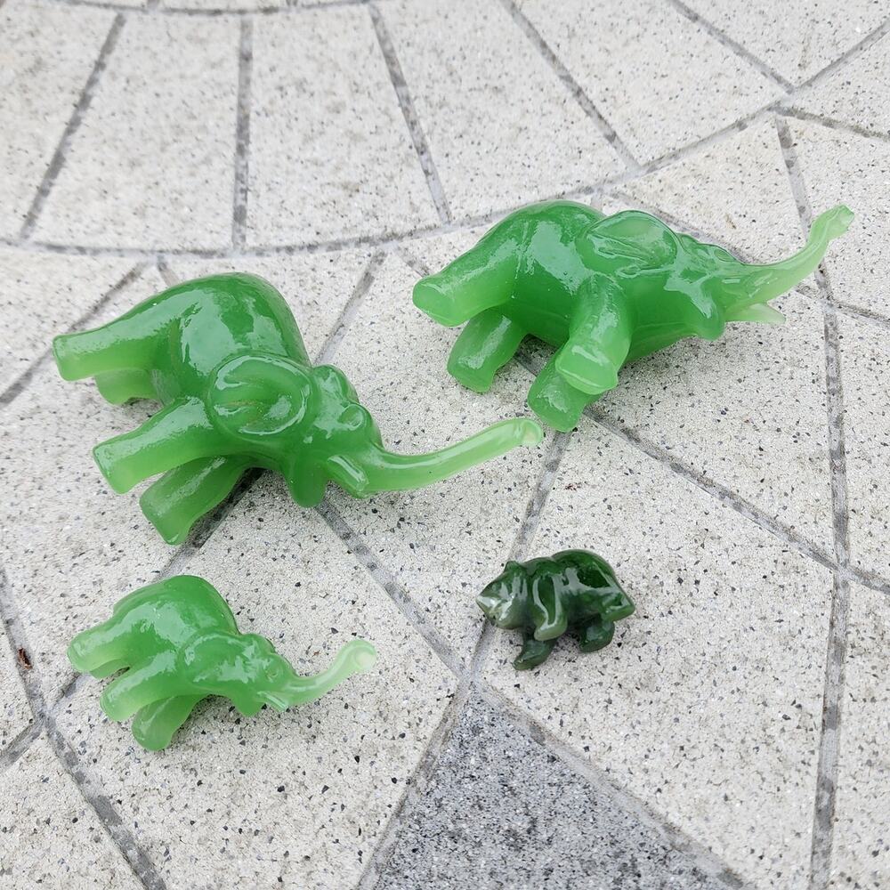 Vintage Green Polished Glass Elephant & Bear Figurine Bundle Lot - Picture 3 of 11